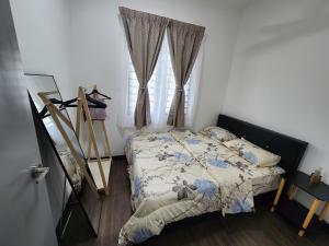 班吉Bunga Rampai Homestay, Vista Bangi的一间卧室配有床和带窗帘的窗户