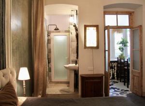 第比利斯Angels Roof Vera - boutique apartment. Wine Factory的一间卧室,配有带水槽和镜子的浴室