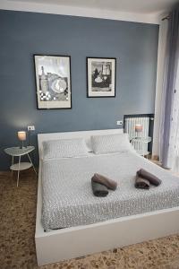 比萨匹萨兰德住宿加早餐酒店的卧室配有白色床和蓝色墙壁