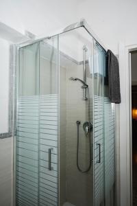 比萨匹萨兰德住宿加早餐酒店的带淋浴的浴室和玻璃门