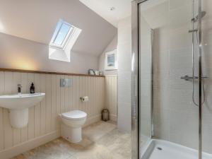 GrangeMayflower - Uk43632的浴室配有卫生间、盥洗盆和淋浴。