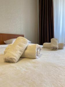 乌拉尔斯克микрорайон Астана с кодовым замком的酒店客房的床上有两条毛巾