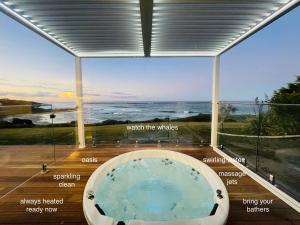 FalmouthSaltwater - Absolute Oceanfront, Hot Tubs, Sauna, Fire Pits的海景客房内的浴缸