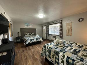 南太浩湖Lake Ridge South Lake Tahoe的一间卧室配有两张床和一台平面电视