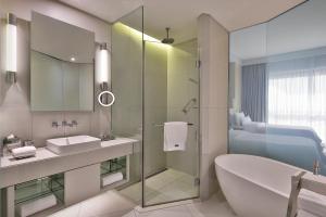 麦纳麦巴林威斯汀市中心酒店的带淋浴、盥洗盆和浴缸的浴室
