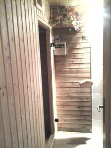 马科夫Penzion Adam - Makov的一道门通向一个木墙的房间