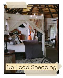 LadybrandCranberry Cottage的一间卧室配有一张天蓬床,没有负荷过重的棚盖