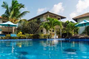 坦加拉安纳塔亚海滩酒店的别墅前的游泳池