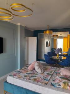 奥拉迪亚Luxury Home的一间设有床铺的房间和一间用餐室