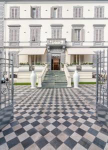 马里纳迪马萨缇雷诺酒店的白色的大建筑,设有 ⁇ 格地板