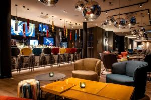 科隆科隆媒体公园一号旅馆的餐厅设有酒吧,配有桌椅