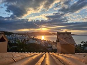 邦比尼亚斯Pousada Vila do Navegante的从建筑屋顶可欣赏到日落美景