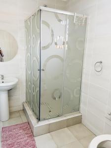 马塞卢Stunning Modern Home in Maseru的浴室里设有玻璃门淋浴