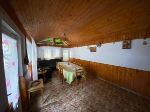 伯伊莱海尔库拉内Casa Aura的客厅配有桌子和沙发