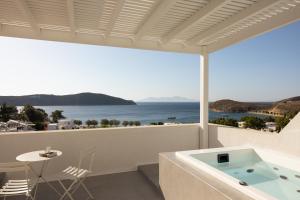 利瓦迪奥NŌSTOS Serifos的带浴缸的浴室,享有海景。