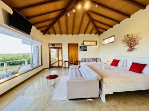 阿约拉港Blue Heron Galápagos Villa的一间大卧室,配有一张大床和一个大窗户