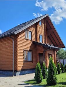 PulemetsЛазурний берег的一间木房子,设有 ⁇ 盖屋顶