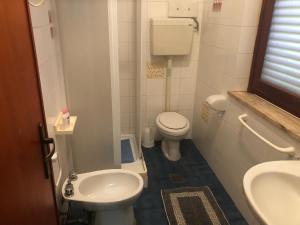 巴勒莫Residence Enrico的一间带卫生间和水槽的小浴室