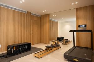 利瓦迪奥NŌSTOS Serifos的一间设有跑步机和电视的健身房
