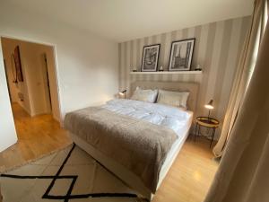 杜塞尔多夫V & S Apartments Since 2023的一间卧室,卧室内配有一张大床