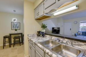 塔拉哈西Tallahassee Townhome with Patio Near FSU Campus!的厨房配有水槽和台面