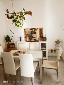 圣克鲁斯-德特内里费Casapatrizia Appartamento compartido的一间带桌椅和镜子的用餐室