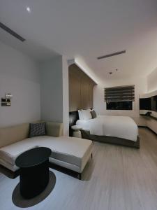 胡志明市The Concept Hotel HCMC- District 1的一间酒店客房,设有两张床和电视