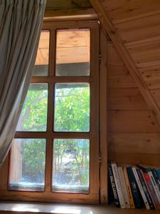 Manotבקתת עץ בחורש במנות - דום גיאודזי - Wooden cabin in Manot的书架的窗户