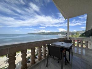 BitlisWhite Life Hotel & Cafe的海滩景阳台配有桌椅