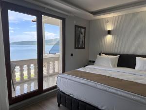 BitlisWhite Life Hotel & Cafe的卧室设有海景大窗户