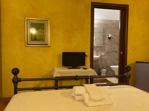 圣彼得罗镇Araxi的一间卧室配有一张床和一台电视,还设有一间浴室
