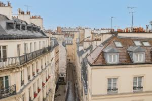 巴黎Benjamine的建筑之间小巷的景色