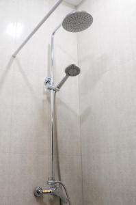 埃里温Kenut Hostel的浴室内配有淋浴和头顶淋浴