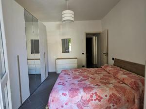 维亚雷焦Da Paolino, tra mare e vino的一间卧室配有一张带粉色毯子的大床