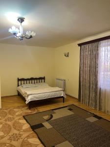 MusalerrHotel KA-EL的一间卧室配有床,窗户铺有地毯。