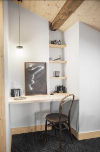 格里翁Miroir d'Argentine的一张木桌,椅子放在房间里