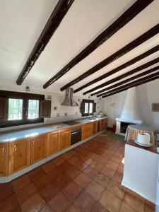 阿尔戈多纳莱斯Cortijo Burruelo的一个带木制橱柜和台面的大厨房