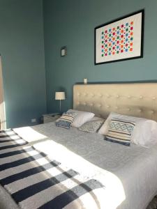 Rosario de LermaHotel Cerros的一间卧室设有一张蓝色墙壁的大床