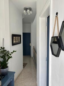 阿雷西费La Buganvilla rooms的走廊上,房子里有一个蓝色的门