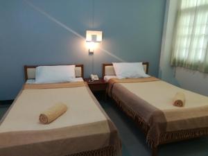 Ban Fang MinYMCA International Hotel Chiangrai的配有两张床的客房