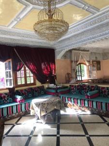 穆罕默迪耶Villa Hanaa的一间配备有沙发及吊灯的客房