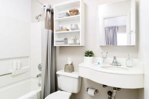 路易斯威尔InTown Suites Extended Stay Louisville KY - Preston Hwy的白色的浴室设有水槽和卫生间。
