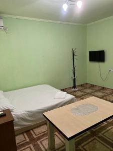 MusalerrTouristic House KAEL的客房设有1张床、1张桌子和1台电视。