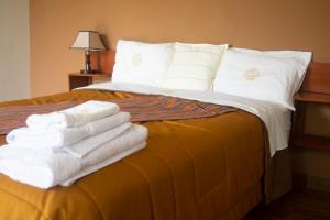 CarazLos Alamos的床上的一大堆毛巾