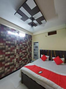 乌贾因Parvati home stay的一间卧室配有一张带红色枕头的床