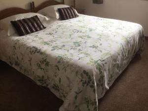 利明顿艾伯丁住宿加早餐旅馆的一张床上的白色毯子,上面有鲜花