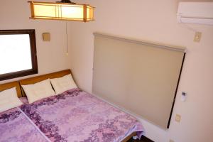 KasamaForest-inn Kasama的小房间设有床和窗户
