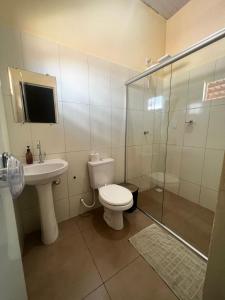 托坎廷斯州蓬蒂阿尔塔HOSTEL GIRASSOL的浴室配有卫生间、盥洗盆和淋浴。