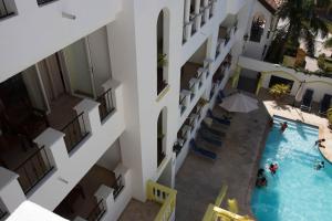 罗阿坦Hotel West Bay Colonial的享有酒店上方的游泳池景致
