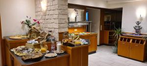 罗斯巴赫Hotel Strand-Café的厨房配有餐桌和食物